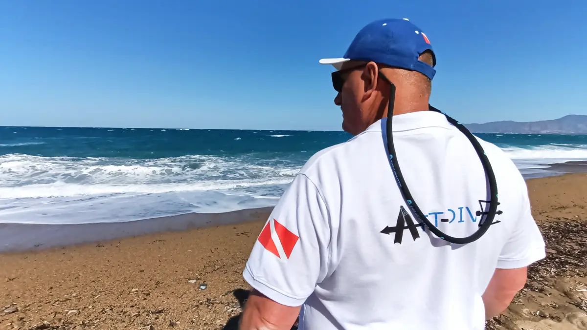 Artur Sobesto na plaży, w koszulce nurkowej Artdive