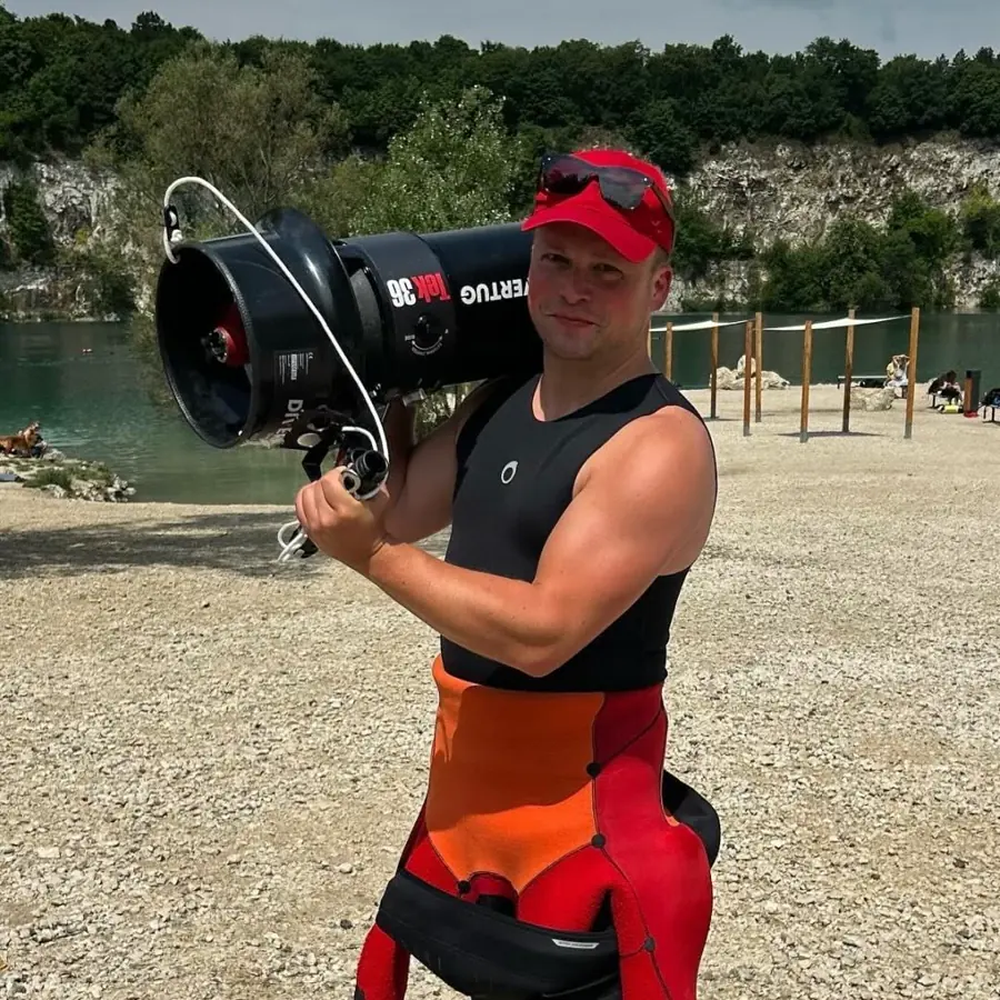 Marcin Jastrzębski ze sprzętem nurkowym nad Zakrzówkiem