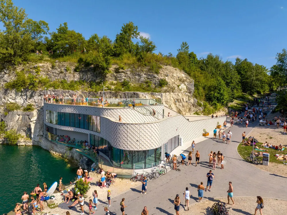 Centrum Sportów Wodnych nad brzegiem Zakrzówka
